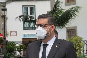 Minuto de silencio por las víctimas del Covid-19 en la plaza de San Juan y del personal de Servicios Sociales (Foto TA)